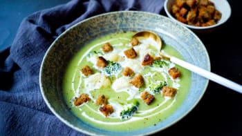 Krémová květákovo-brokolicová polévka s chlebovými krutony