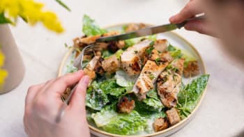 Grilovaná kuřecí prsa v bylinkové marinádě se salátem a parmazánovým dipem
