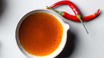 Domácí chilli olej s aromatickým kořením