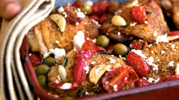 Středomořská kuřecí stehna s rajčaty, olivami a sýrem feta 