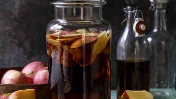 Vyrobte si domácí ocet z jablečných slupek