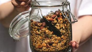 Slaná salátová granola s ořechy, semínky a ovesnými vločkami