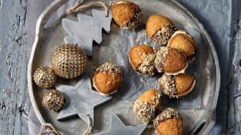Ořechy plněné krémem, zdobené čokoládou a drcenými ořechy