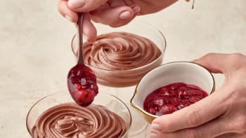 Jemná čokoládová pěna s višněmi podle Ivety Fabešové