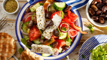 Řecký salát – autentický recept na prázdninovou klasiku, jak ji dělají Řekové