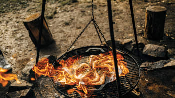 Návrat ke kořenům: Vaření na ohni pod širým nebem s Markem Pavalou je syrové i luxusní zároveň