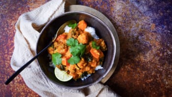 S Klárou v kuchyni: Indické curry z červené čočky s květákem a dýní