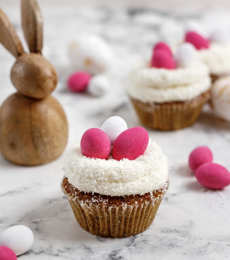 Velikonoční cupcakes z mrkvového těsta zdobené kokosem