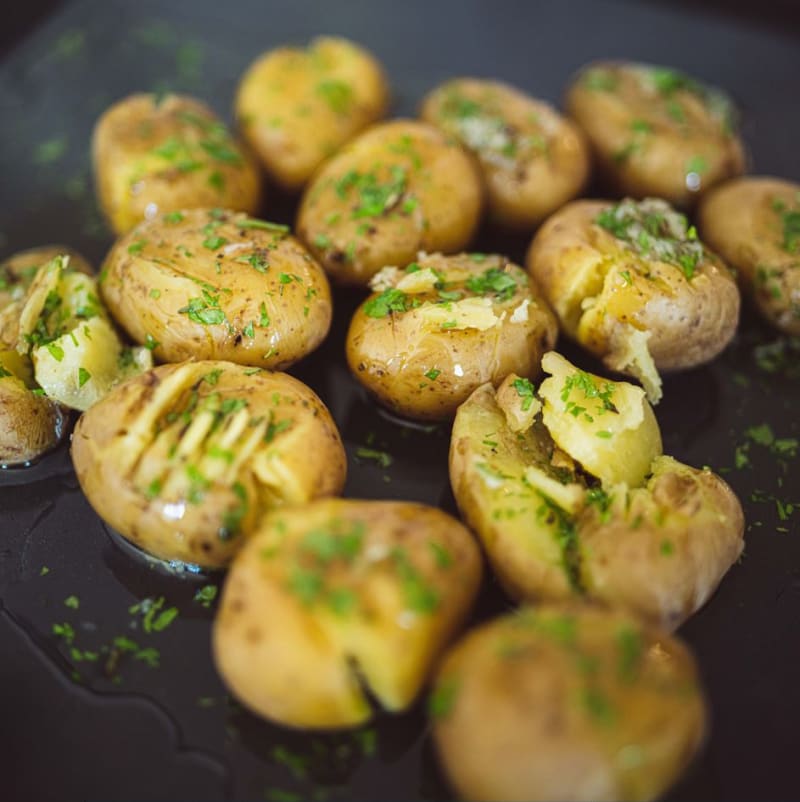 Ochuceným sádlem potřete rozmáčknuté brambory
