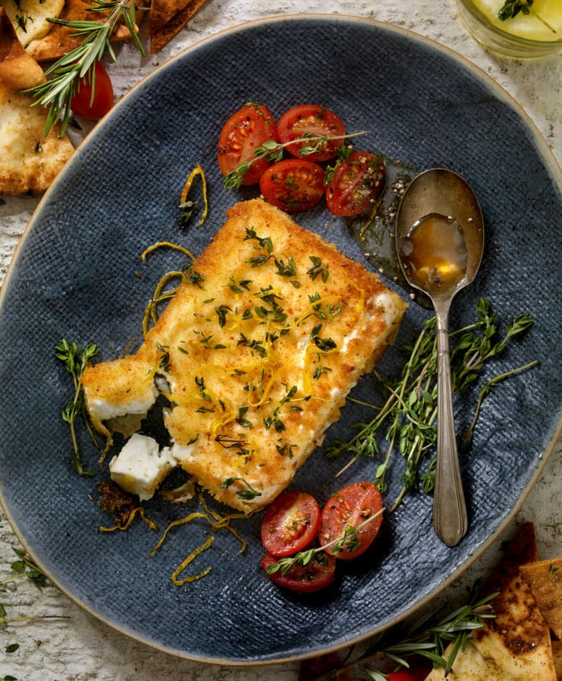 Feta saganaki – smažený sýr feta s ochuceným medem