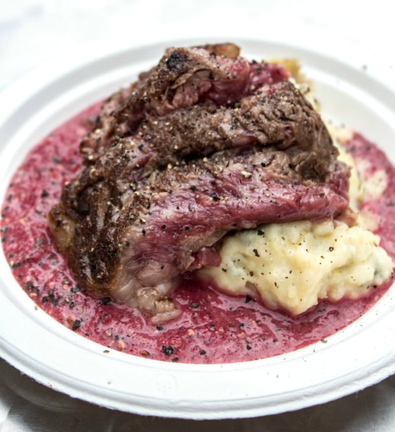 Rib Eye steak s cuketovou kaší a omáčkou z červené řepy s bazalkou z Chefparade Foodtruck