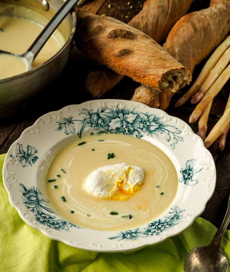 Krémová polévka z bílého chřestu se zastřeným vejcem