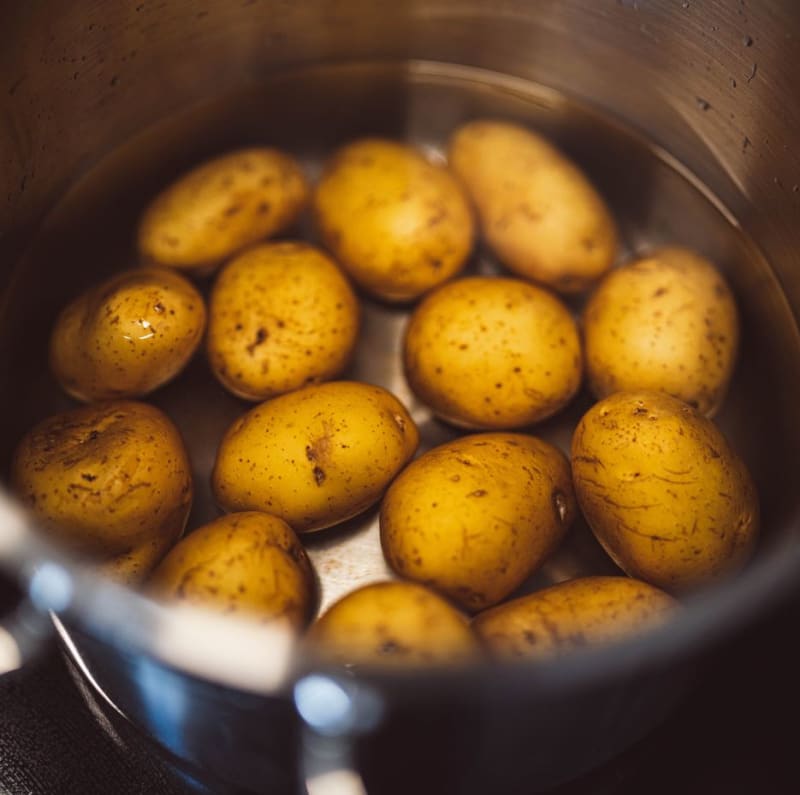 Omyté brambory uvařte v osolené vodě doměkka a nechte vychladnout