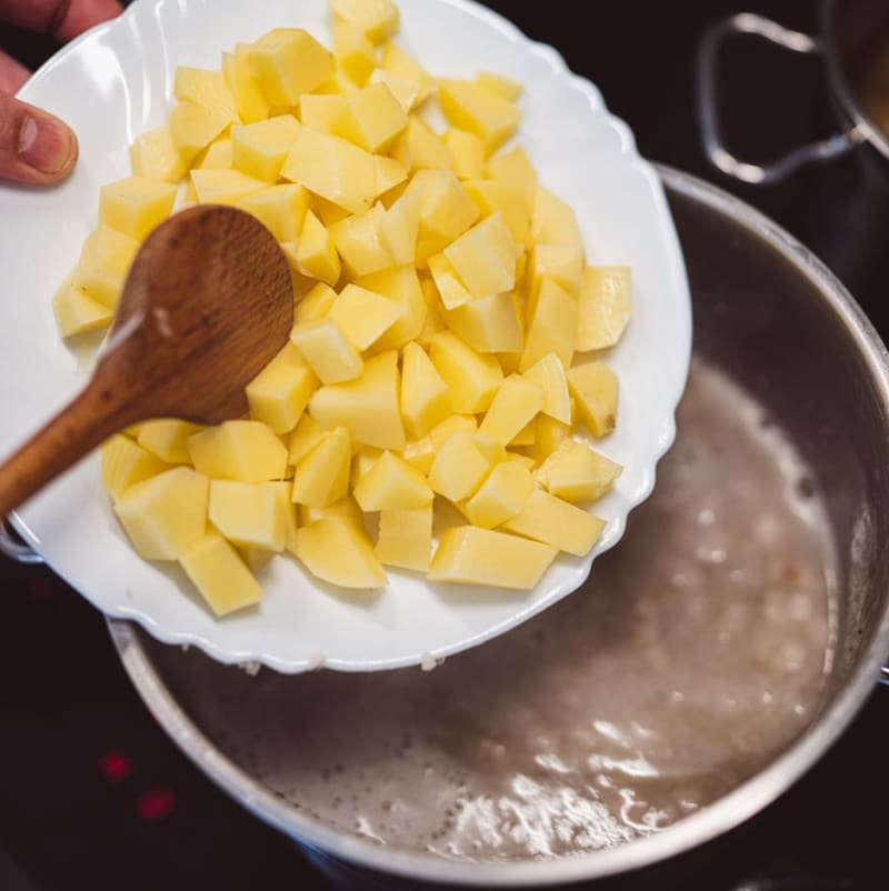 Do polévky přidejte nakrájené brambory
