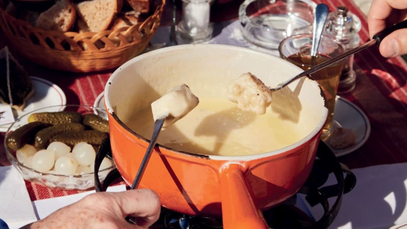 Recept na pravé sýrové fondue ze Švýcarských Alp