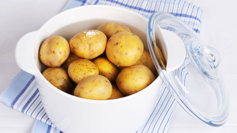 Je nebezpečné jíst syrové brambory? Nejdůležitější je správné skladování
