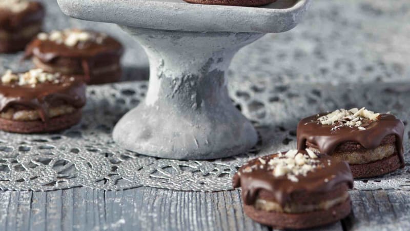 Išelské dortíčky v hořké čokoládě – nejlepší recept na oblíbené vánoční cukroví