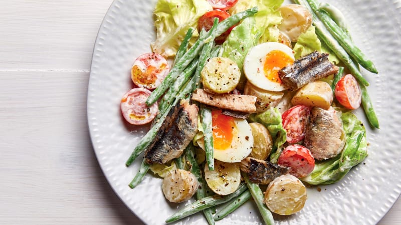 Sytý bramborový salát s vejci a sardinkami 