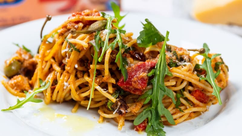 Špagety s artyčoky, polosušenými rajčaty a chilli tuňákem