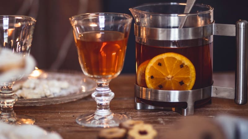 Nealkoholický punč s pomerančem a voňavým kořením