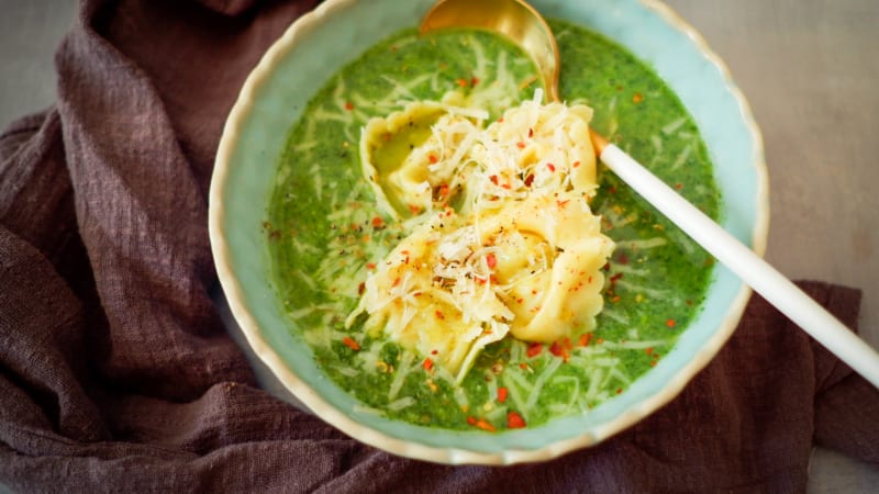 Zelená krémová polévka s plněnými tortellini a parmazánem