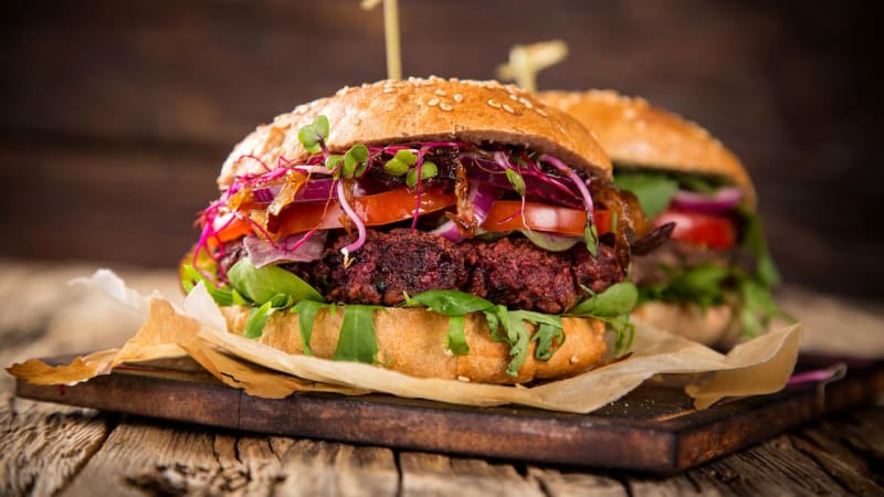 Grilování bez masa není nuda: Čočkový burger s červenou řepou