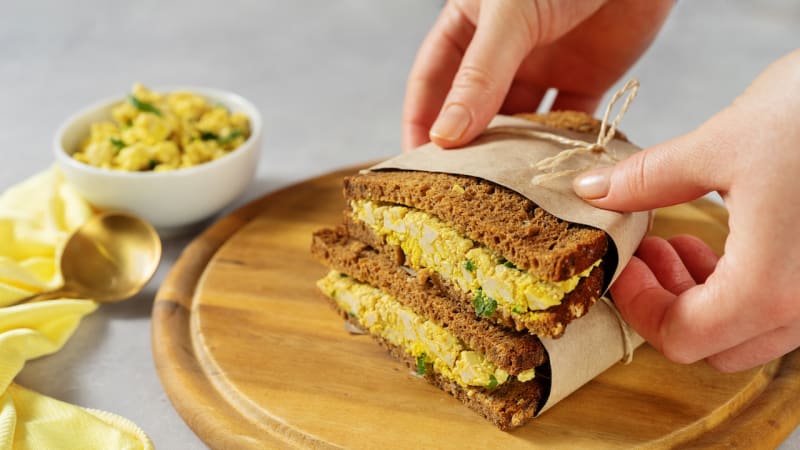 Vegan sendvič s rostlinnou vajíčkovou pomazánkou