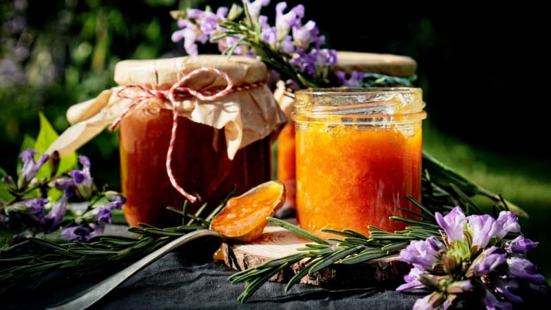 Meruňkový džem s voňavým rozmarýnem