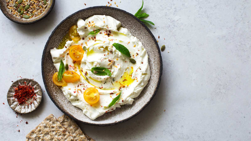 Objevte kouzlo domácího sýra labneh – jogurtový sýr je hvězdou blízkovýchodní kuchyně