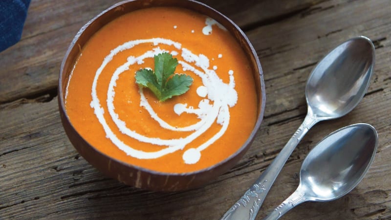 Indická polévka z červené čočky s rajčaty
