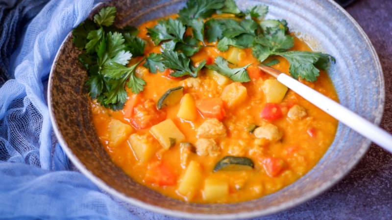 Pikantní polévka z červené čočky s curry pastou a kokosovým mlékem