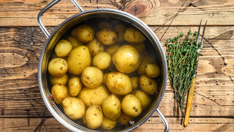 Prozradíme vám všechny kuchařské triky, jak správně uvařit brambory