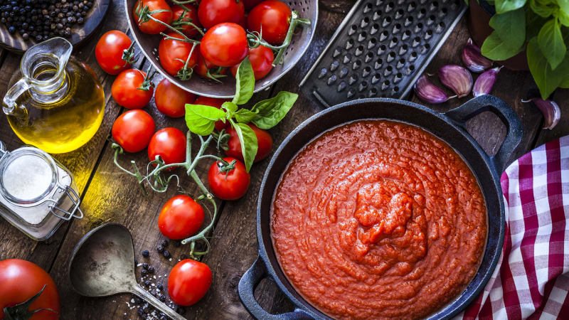 Domácí rajčatová omáčka: Základní recept i tipy, jak ji ještě vylepšit a kde všude ji použít