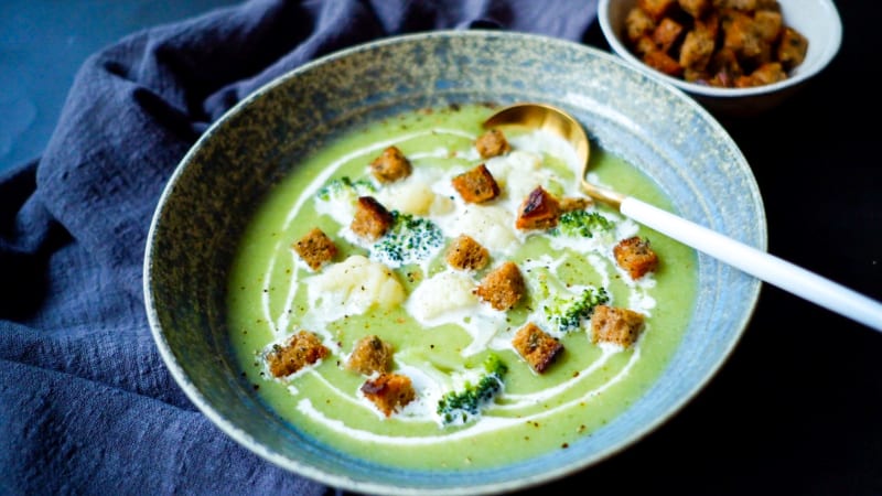 Krémová květákovo-brokolicová polévka s chlebovými krutony