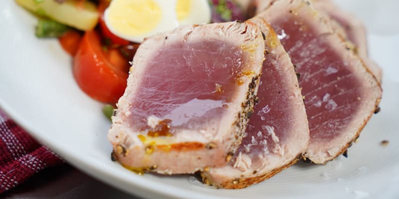 Grilovaný tuňák v pepřové krustě se salátem Niçoise podle Pohlreicha 4