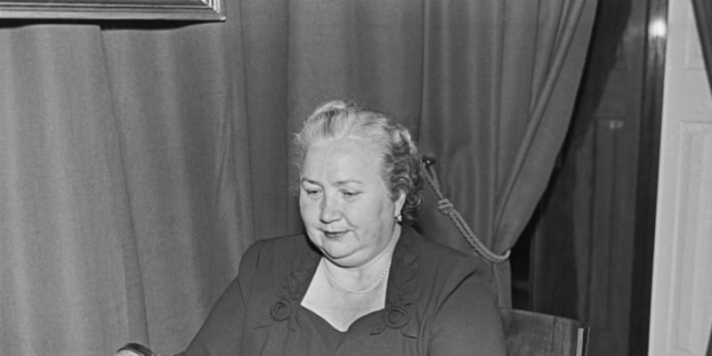 Manželka prvního komunistického prezidenta Marta měla s nastupováním donové limuzíny tělesné nesnáze. Muselo proto dojít k úpravě.