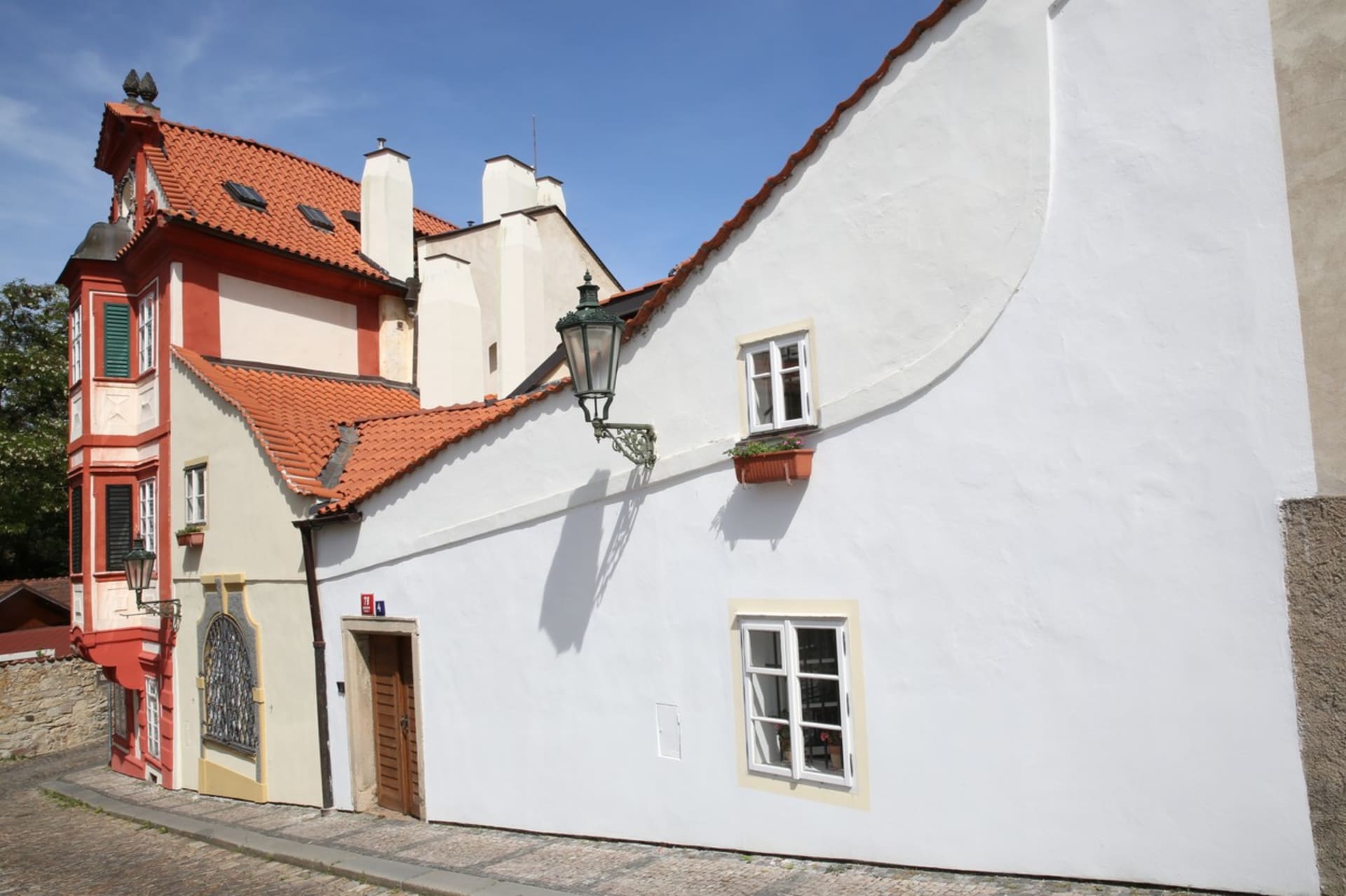 Mohutná zeď barokních hradeb připomíná, že právě tady tehdy končívala historická Praha a lokalitě se začalo říkat Nový Svět.