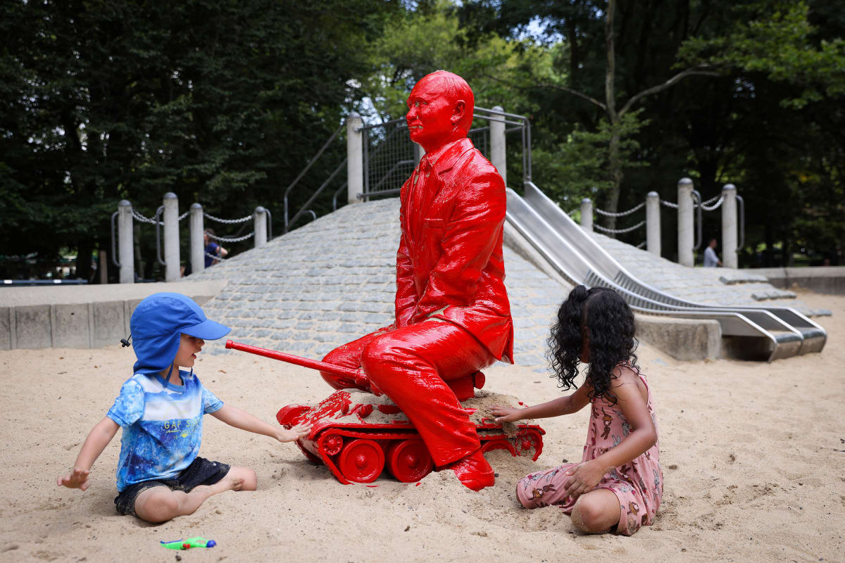 Umělec umístil sochu Vladimira Putina na dětské hřiště v New Yorku.