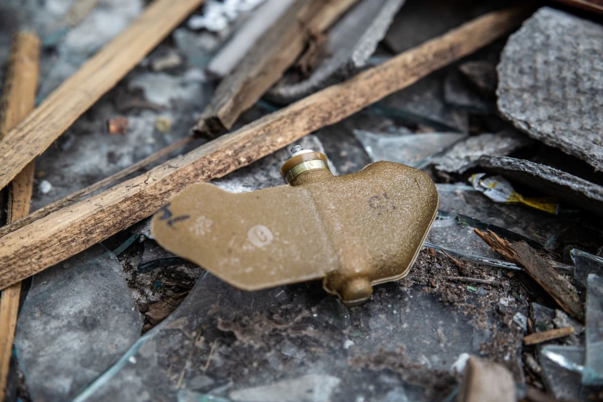 Zákeřná protipěchotní mina se objevila také v městě Popasnaja v Luhanské oblasti (11. 4. 2022).