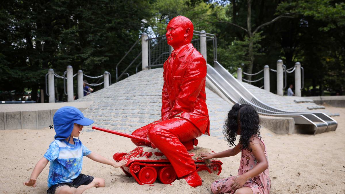 Umělec umístil sochu Vladimira Putina na dětské hřiště v New Yorku.