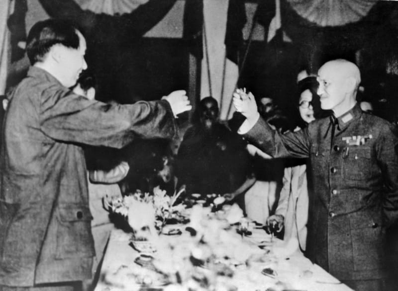 Mao Ce-tung a Čankajšek slaví čínské vítězství. (1945)