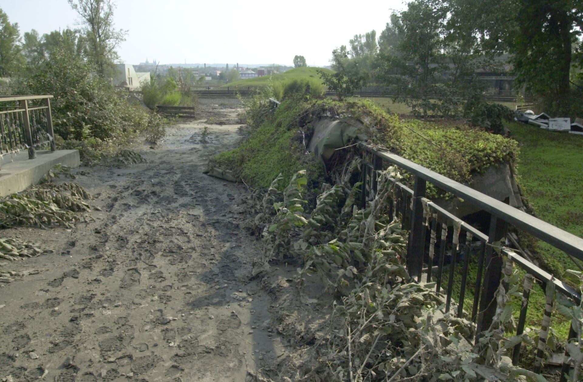 Poničená pražská zoo při povodních z roku 2002
