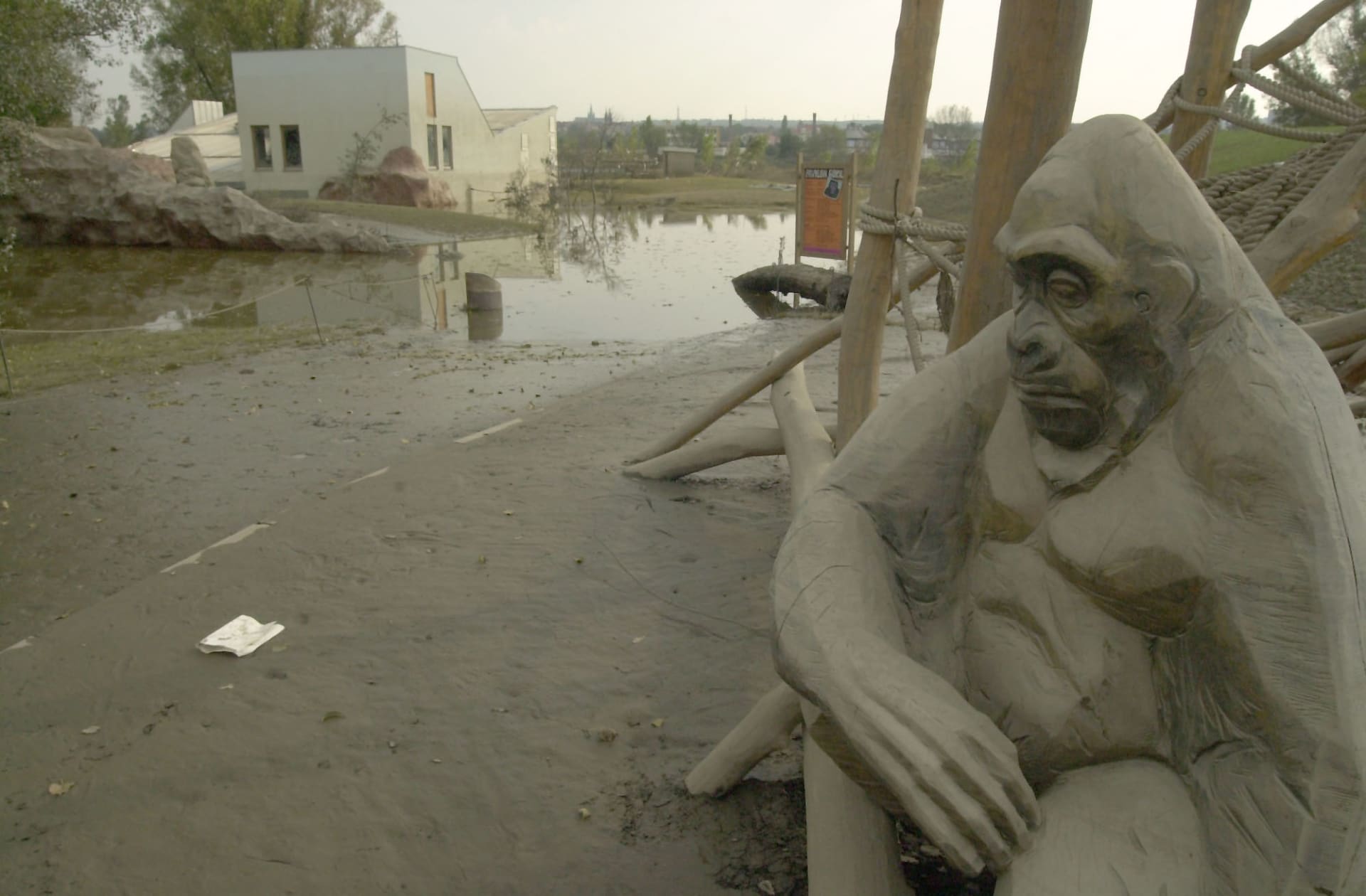 Poničená pražská zoo při povodních z roku 2002