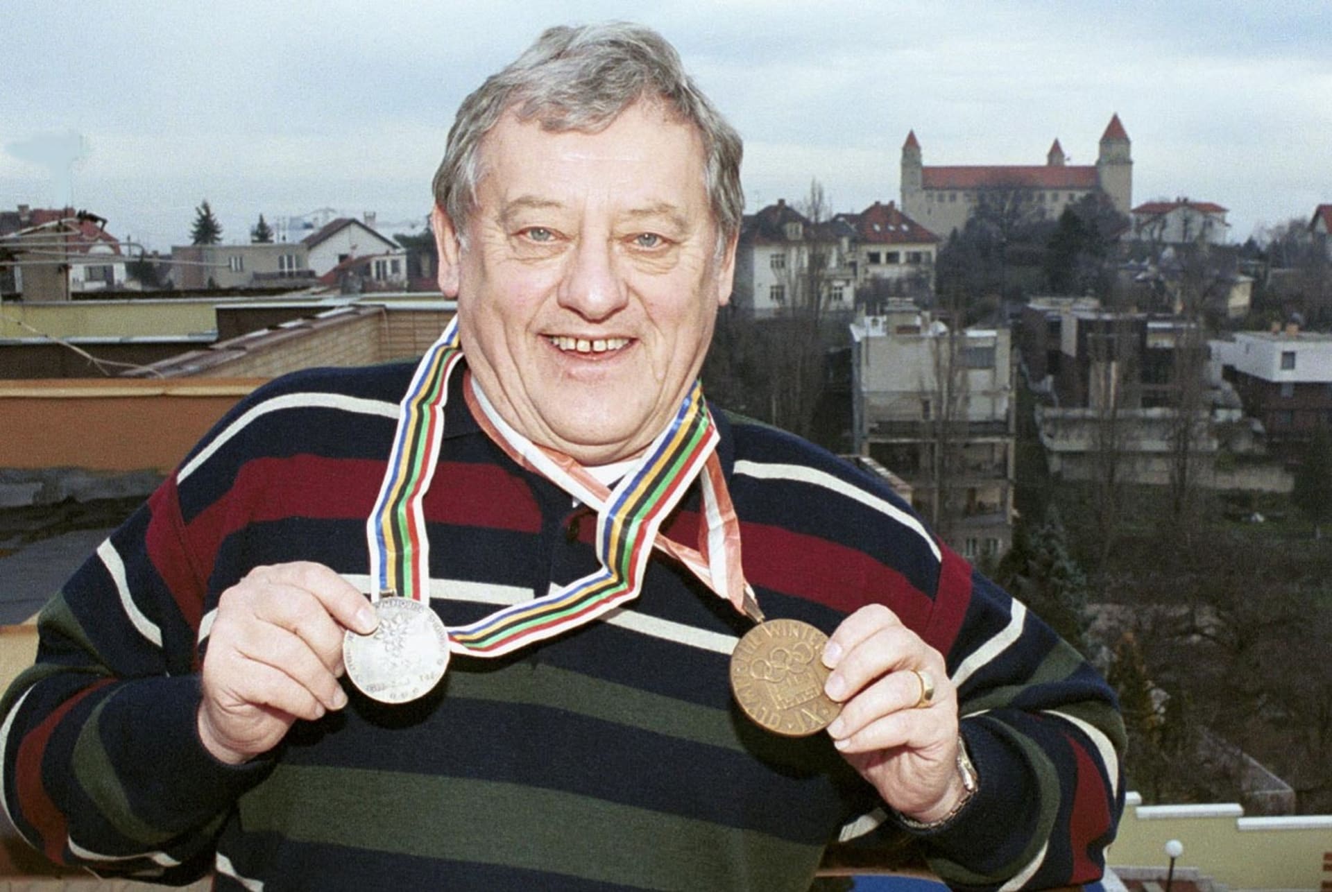 Bývalý československý hokejový reprezentant Jozef Golonka má ve své sbírce i stříbrnou a zlatou olympijskou medaili. 