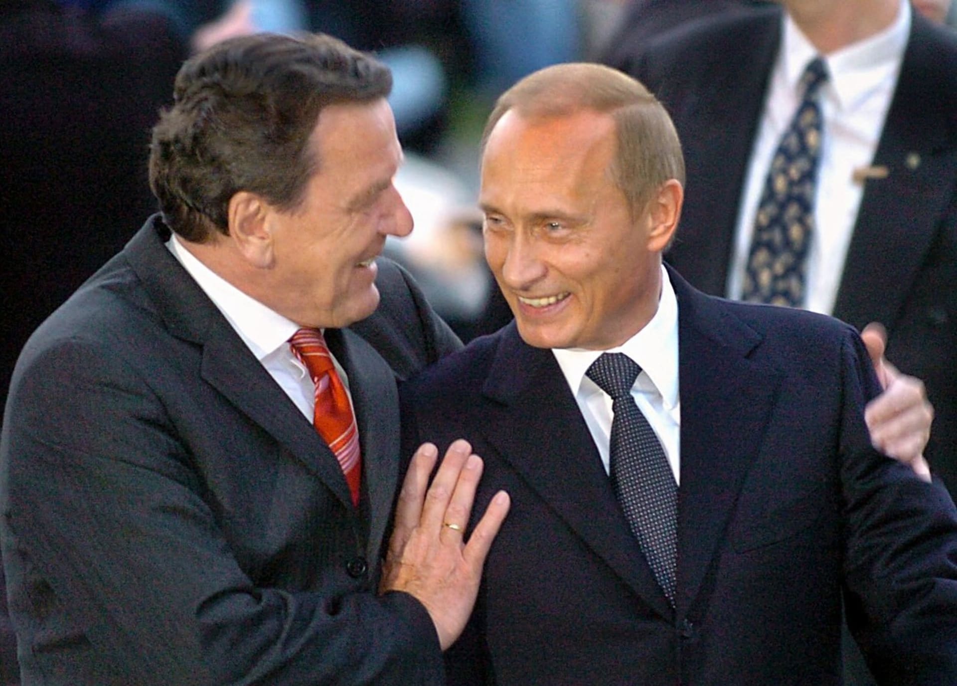 Gerhard Schröder (vlevo) s Vladimirem Putinem
