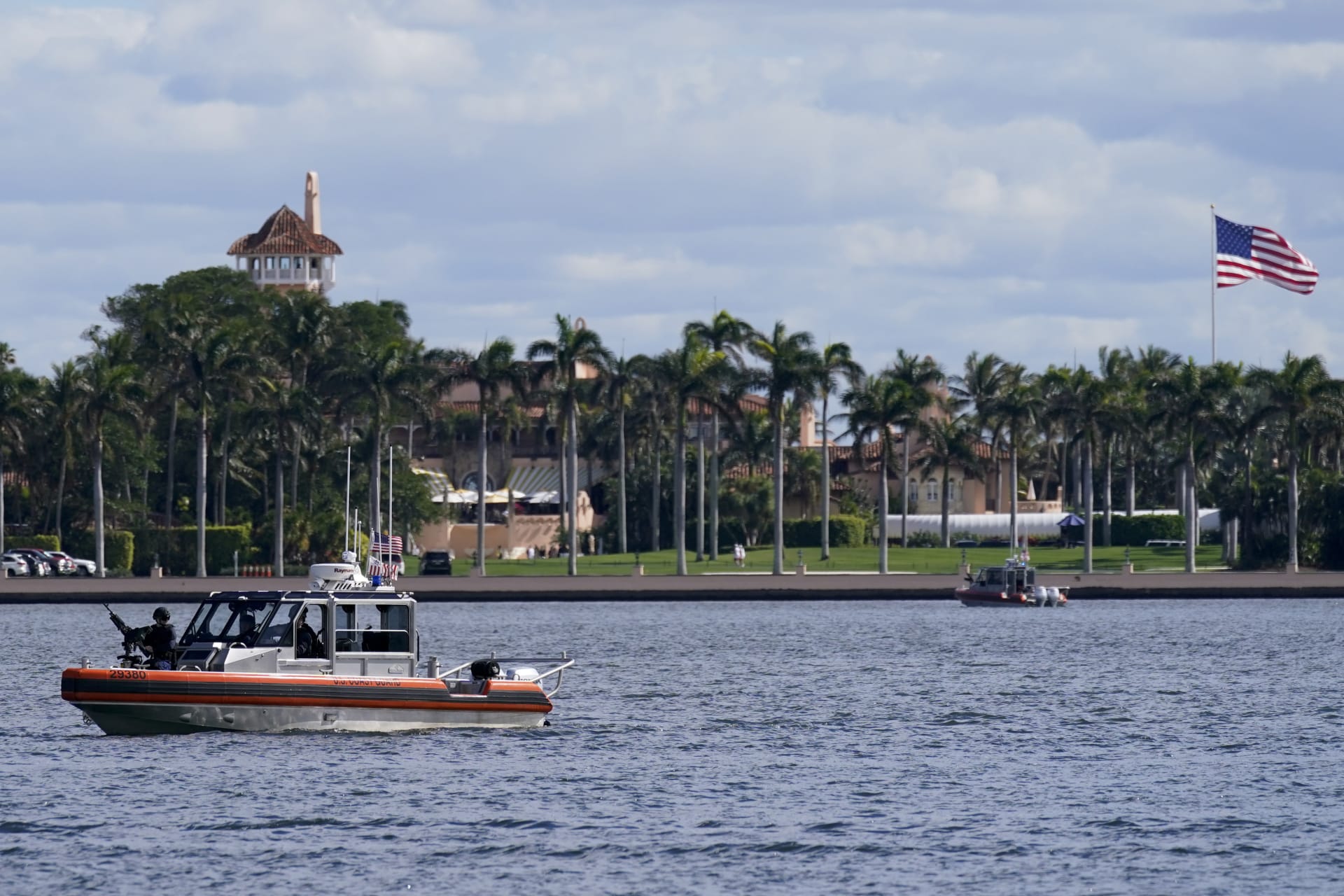  Agenti FBI prohledali rezidenci někdejšího amerického prezidenta Donalda Trumpa na Floridě Mar-a-Lago.