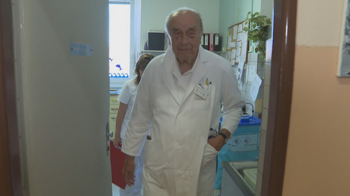Už 65 let obléká Vladimír Leman bílý plášť