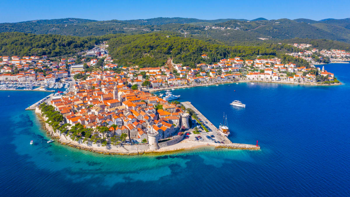Pohled na město Korčula, které leží na stejnojmenném ostrově.