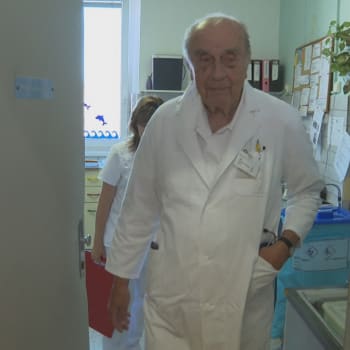 Už 65 let obléká Vladimír Leman bílý plášť.