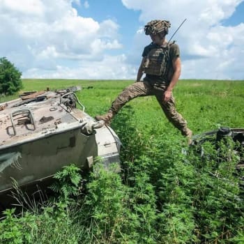 Člen ukrajinské 93. mechanizované brigády postává u zničeného ruského obrněnce. (3. srpna 2022)